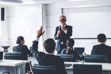 Kıdemli lider insanlara hitap eder..