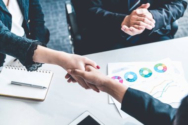 İş adamlarının el sıkışma anlaşması.