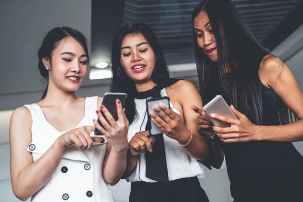 Tres mujeres amigos chatear con el dispositivo de teléfono móvil. —  Fotos de Stock