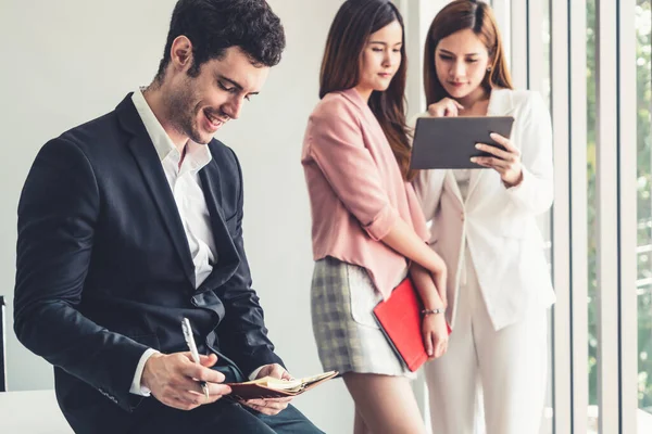 Empresario leyendo libro en oficina de negocios . — Foto de Stock