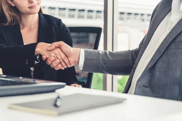 Zakenman handdruk zakenvrouw in functie. — Stockfoto