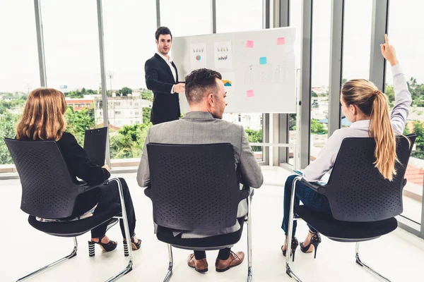 Empresarias y empresarios en reunión de grupo. — Foto de Stock