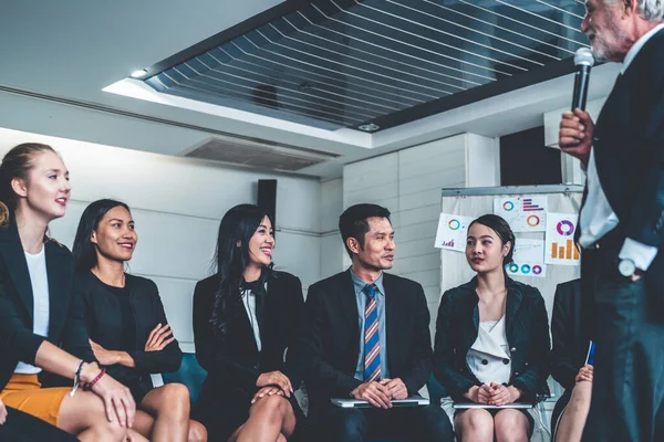 Senior leider spreker spreekt tot mensen publiek. — Stockfoto