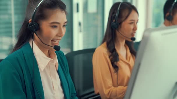 Podnikatelé nosí sluchátka pracující aktivně v kanceláři — Stock video