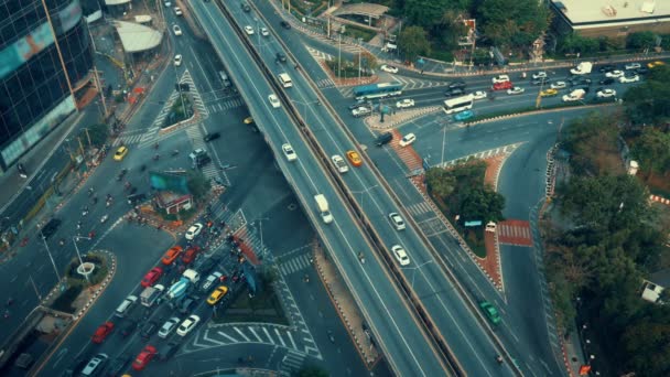 Carrefour routier achalandé dans le centre-ville de la métropole — Video