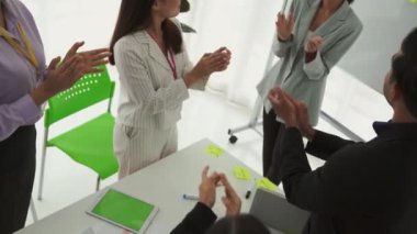 İş kadını, iş projesinde yeterlilikle yer alırsa ekipten kutlamalar aldı