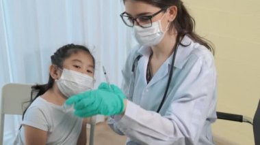 Liseli kız, aşı için yetenekli doktoru hastanede ziyaret ediyor.