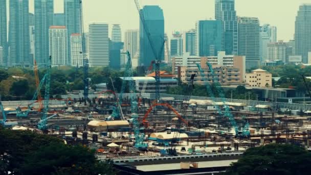 Vue panoramique du paysage urbain et du chantier de construction de la métropole — Video
