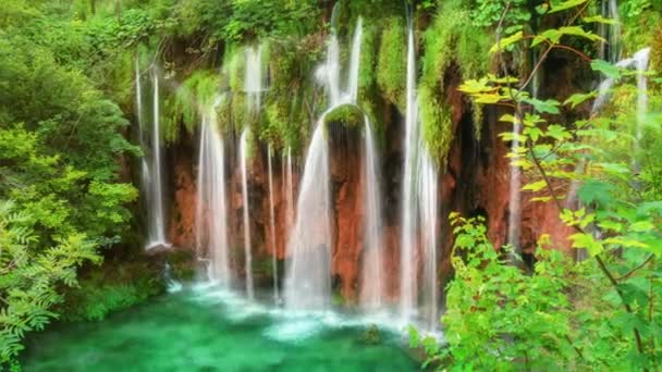 Kinematografické video vodopádové krajiny v Plitvických jezerech Chorvatsko na jaře — Stock video