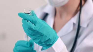 Yetenekli doktor aşıyı enjeksiyondan önce yeterince hazırlayın.