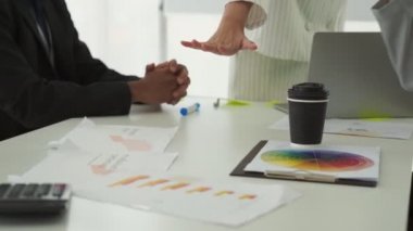 İş adamları proje başarısını ofis işyerinde başarıyla kutladılar