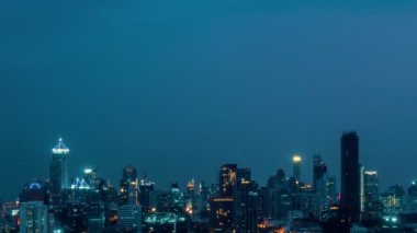 Metropolis şehir merkezindeki hızlandırılmış gece manzarası ve yüksek binalar