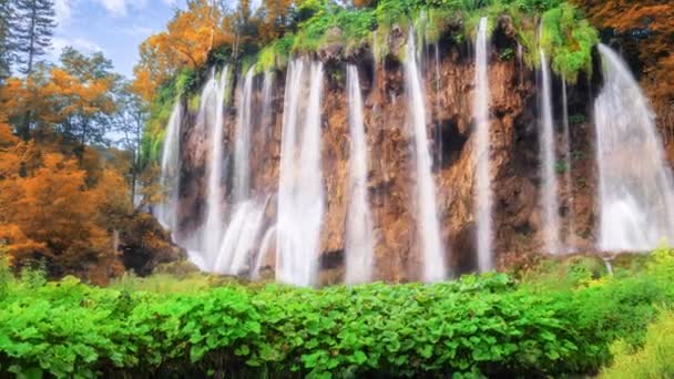 Film av vattenfall landskap i Plitvicesjöarna Kroatien i höst — Stockvideo