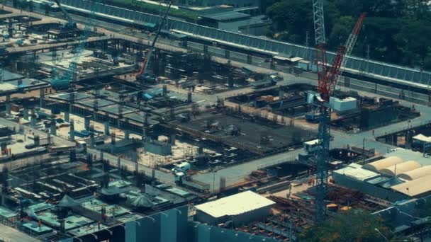 Gran obra de construcción con maquinaria pesada en metrópolis — Vídeos de Stock