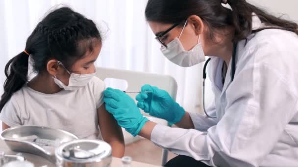 School meisje bezoekt bekwame arts in het ziekenhuis voor vaccinatie — Stockvideo