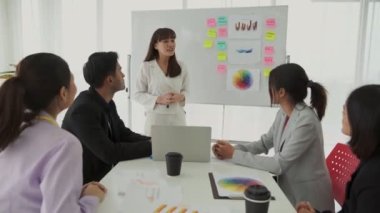 Yetenekli iş kadını takım liderinin iş projesi sunumu