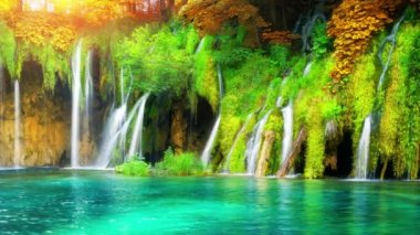 Sonbaharda Plitvice Gölleri Hırvatistan 'daki şelale manzarasının sinemadaki videosu