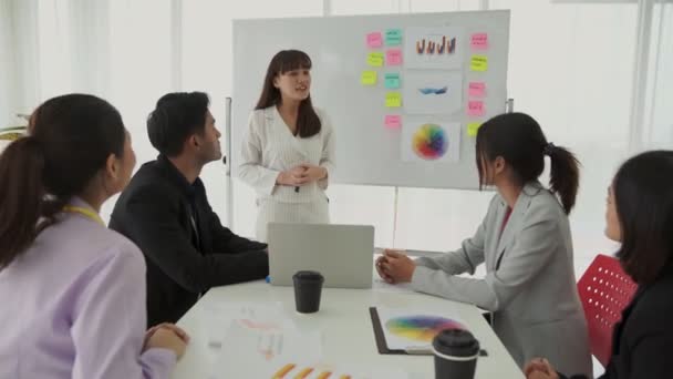 Zakelijk project presentatie door bekwaam zakenvrouw teamleider — Stockvideo