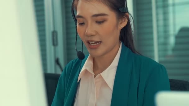 Femme d'affaires portant un casque travaillant activement au bureau — Video