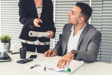 İşadamı patron ve işkadını ofiste..