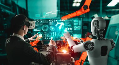 Mekanize endüstri robotu ve insan işçileri gelecekteki fabrikada birlikte çalışıyorlar.