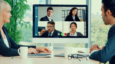 Sanal işyerinde ya da ücra bir ofiste grup iş adamları buluşması