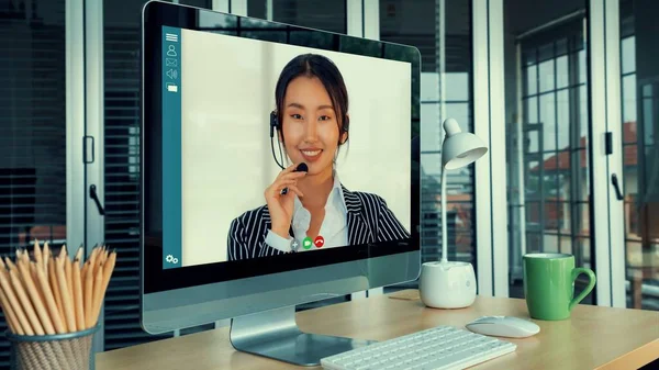 Réunion des gens d'affaires par vidéoconférence sur un lieu de travail virtuel ou un bureau distant — Photo