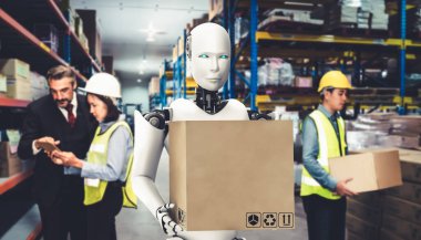 Yenilikçi endüstri robotu insan işçilerle birlikte depoda çalışıyor.