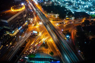 Metropolis şehir merkezinde gece yoğun karayolu kavşağı var.