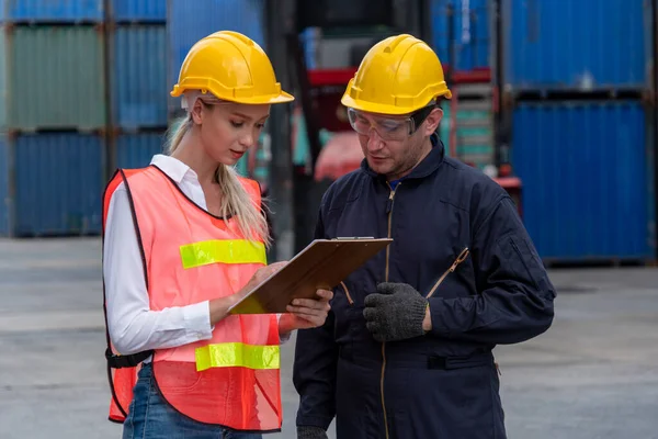 Industriarbetare arbetar med medarbetare på ett varv för containrar utomlands — Stockfoto