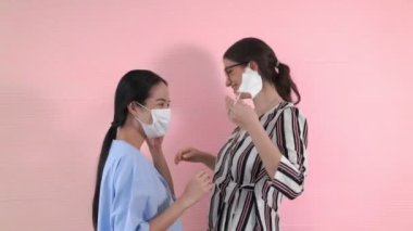 Mutlu arkadaşlar maskesini çıkarıp birbirlerine sıkıca sarılırlar.