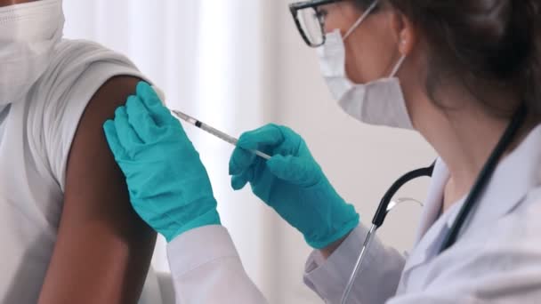 Jovem visita médico habilidoso no hospital para vacinação — Vídeo de Stock
