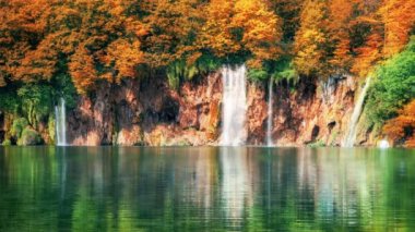 Plitvice Gölleri Hırvatistan 'daki şelale manzarasının kusursuz döngü sineması videosu