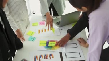 İş adamları iş projesini toplantı masasında yeterince tartıştılar