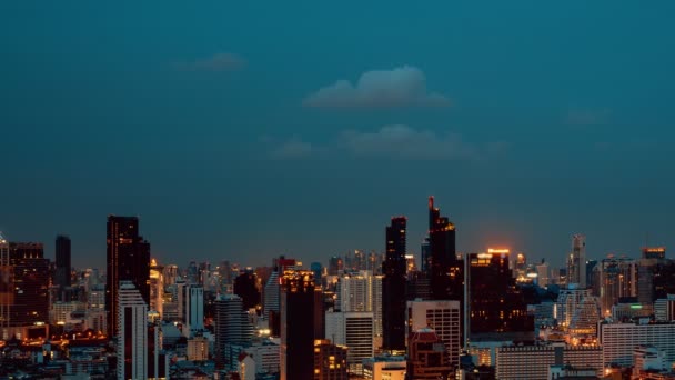 Tempo lapso noite cityscape e arranha-céus edifícios no centro da cidade de metrópole — Vídeo de Stock