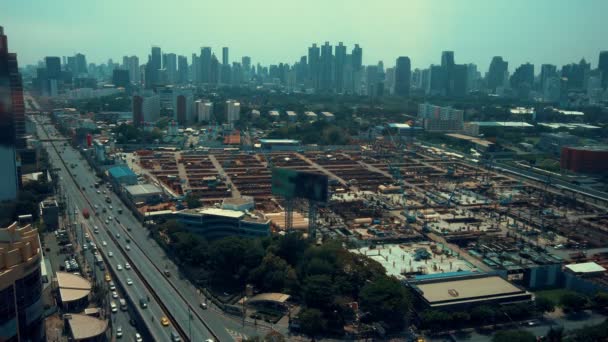 Vue panoramique du paysage urbain et du chantier de construction de la métropole — Video