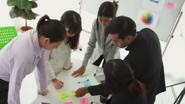 Empresarios discuten hábilmente el proyecto de trabajo en la mesa de reuniones — Vídeos de Stock