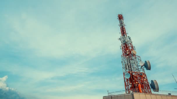 Time lapse della torre di telecomunicazione contro il cielo e le nuvole sullo sfondo — Video Stock