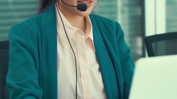 Geschäftsfrau mit Headset arbeitet aktiv im Büro — Stockvideo