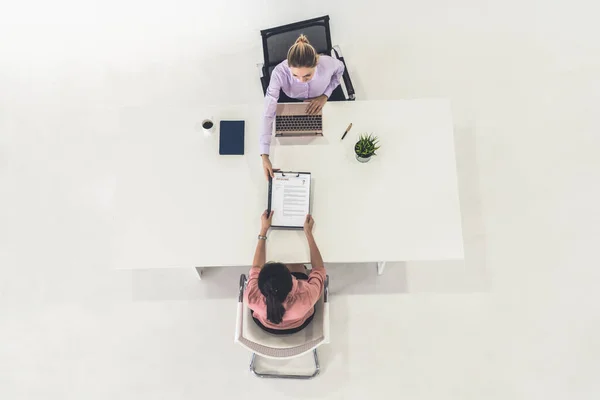 Duas jovens empresárias se reúnem para entrevista. — Fotografia de Stock