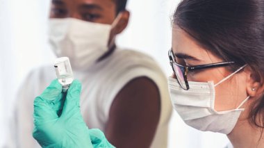 Genç adam, aşı için yetenekli doktoru hastanede ziyaret ediyor.