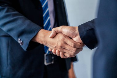 İş adamlarının el sıkışma anlaşması.