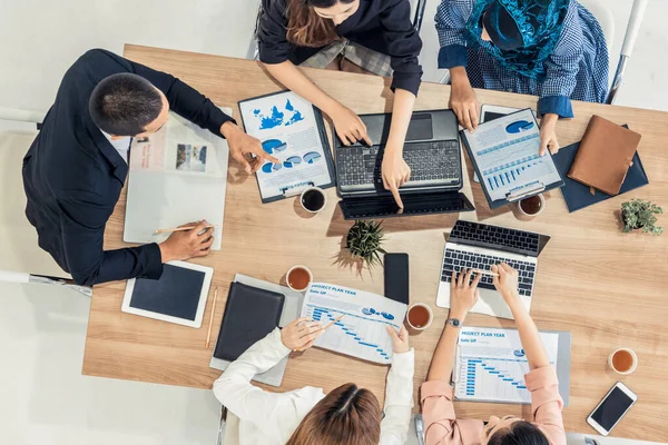 Zakenmensen in Groepsvergadering op Office Room. — Stockfoto