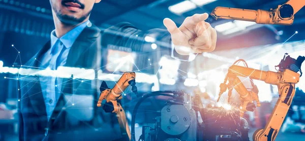 Механізований промисловий робот рука і заводський працівник подвійне експонування — стокове фото