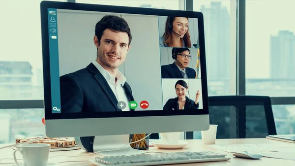Réunion des gens d'affaires par vidéoconférence sur un lieu de travail virtuel ou un bureau distant — Photo