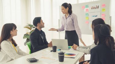 Yetenekli iş kadını takım liderinin iş projesi sunumu