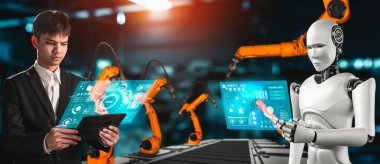 Mekanize endüstri robotu ve insan işçileri gelecekteki fabrikada birlikte çalışıyorlar.