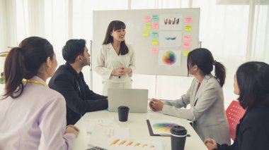 Yetenekli iş kadını takım liderinin iş projesi sunumu