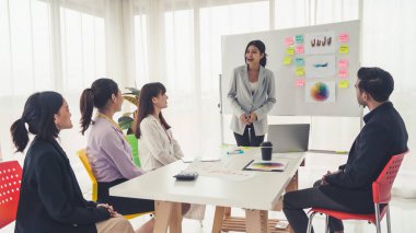Yetenekli iş kadını takım liderinin iş projesi sunumu