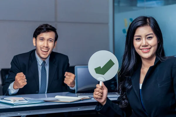 Gerente de recursos humanos contratar candidato masculino. —  Fotos de Stock